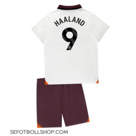 Billiga Manchester City Erling Haaland #9 Barnkläder Borta fotbollskläder till baby 2023-24 Kortärmad (+ Korta byxor)